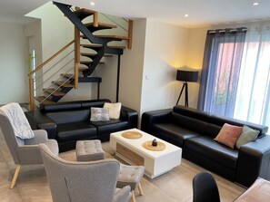 TV connectée, baby-foot, table de tennis de table, livres