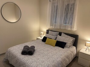 5 chambres, bureau, fer et planche à repasser, lit parapluie