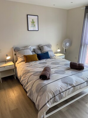 5 Schlafzimmer, Schreibtisch, Bügeleisen/Bügelbrett, Reisekinderbett