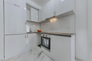 Kühlschrank, Ofen, Herdplatte, Wasserkocher