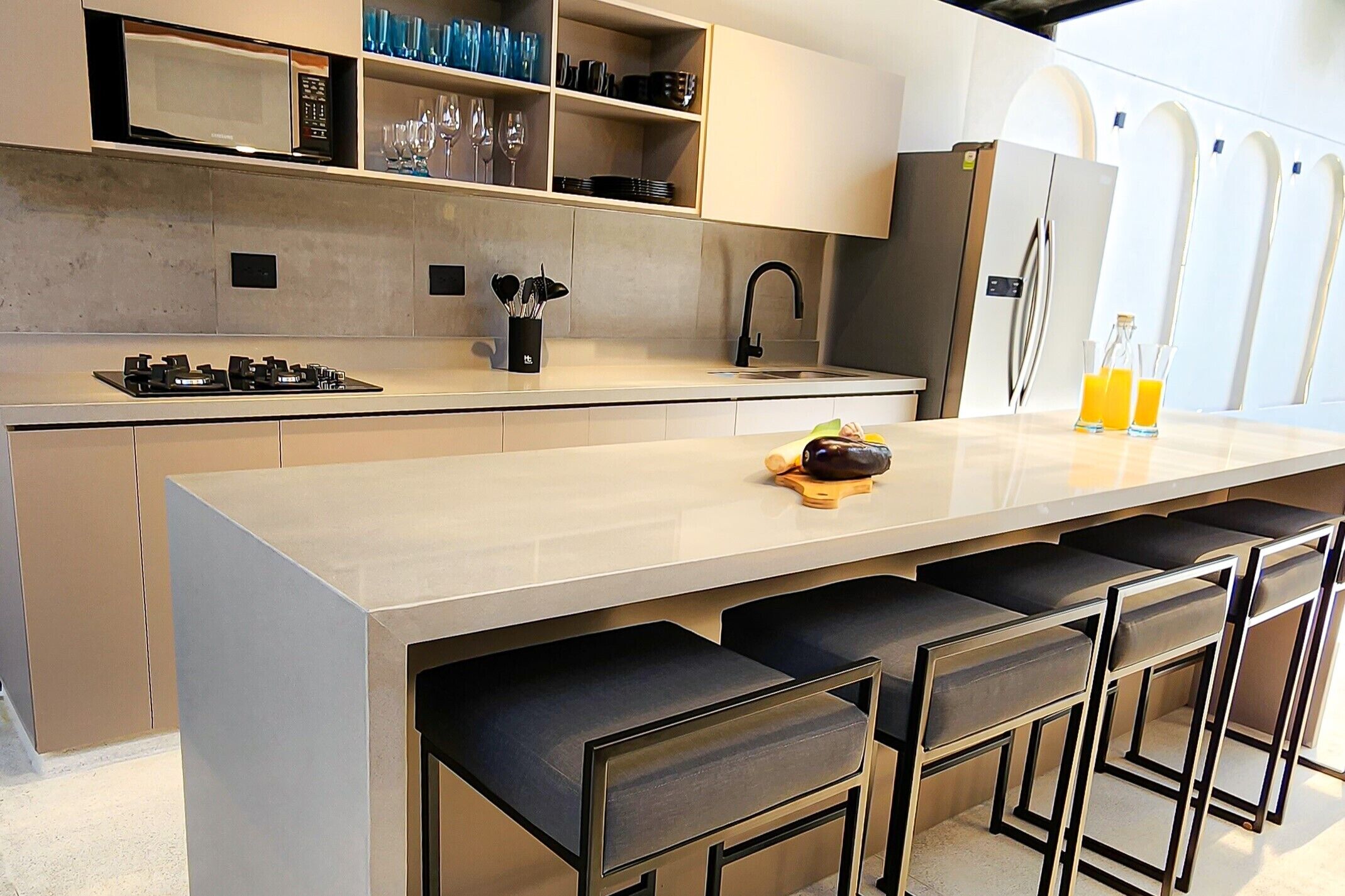 Deluxe House | Private kitchen | Full-sized fridge, microwave, coffee/tea maker, cookware/dishes/utensils