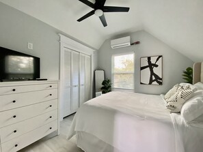 Room - Relax on the Rooftop: Cozy 1BR Escape near Downtown w/ Patio (Houston)