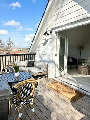 Outdoor dining - Relax on the Rooftop: Cozy 1BR Escape near Downtown w/ Patio (Houston)