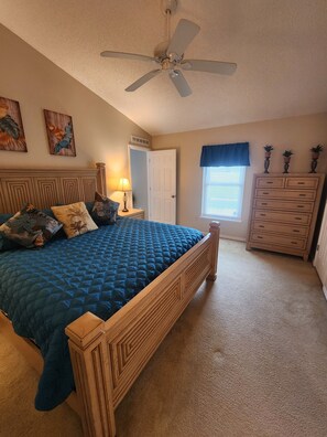 3 bedrooms, free WiFi, bed sheets - Relaxing Pool Home with spacious parking, close to Flagler Beach & Daytona (Palm Coast)