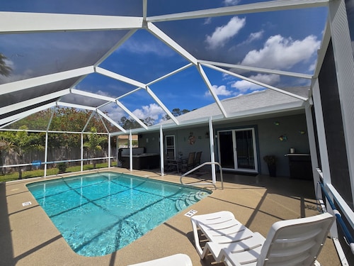 Relaxing Pool Home with spacious parking, close to Flagler Beach & Daytona