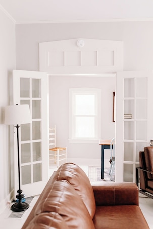 Smart TV y reproductor de DVD . Cozy Riverview Cottage. 5 minute walk to downtown