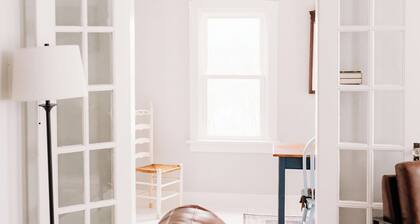 Cozy Riverview Cottage. 5 minute walk to downtown