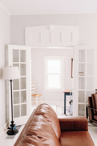 Cozy Riverview Cottage. 5 minute walk to downtown