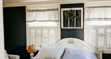 Cozy Riverview Cottage. 5 minute walk to downtown