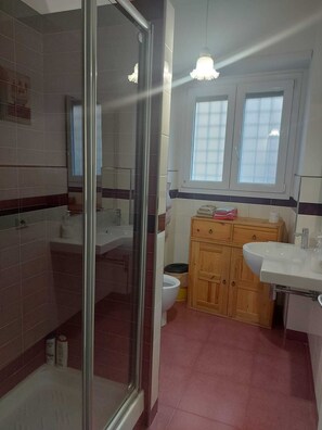 Sèche-cheveux, serviettes fournies, savon, papier toilette