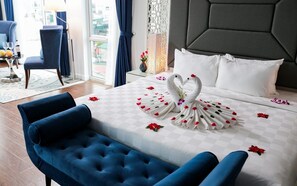 Suite, 1 llit de matrimoni gran, balcó | Roba de llit d'alta qualitat, minibar, escriptori i cortines opaques 