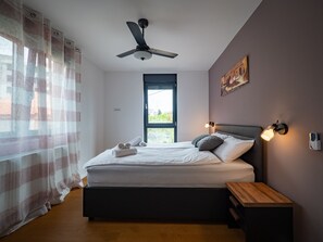 3 Schlafzimmer, Schreibtisch, Bügeleisen/Bügelbrett, WLAN
