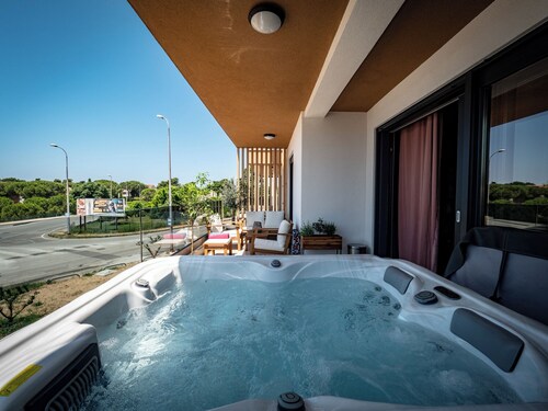 Luma Luxury Apartment with Jacuzzi