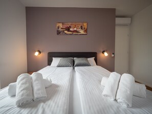 3 bedrooms, desk, iron/ironing board, WiFi