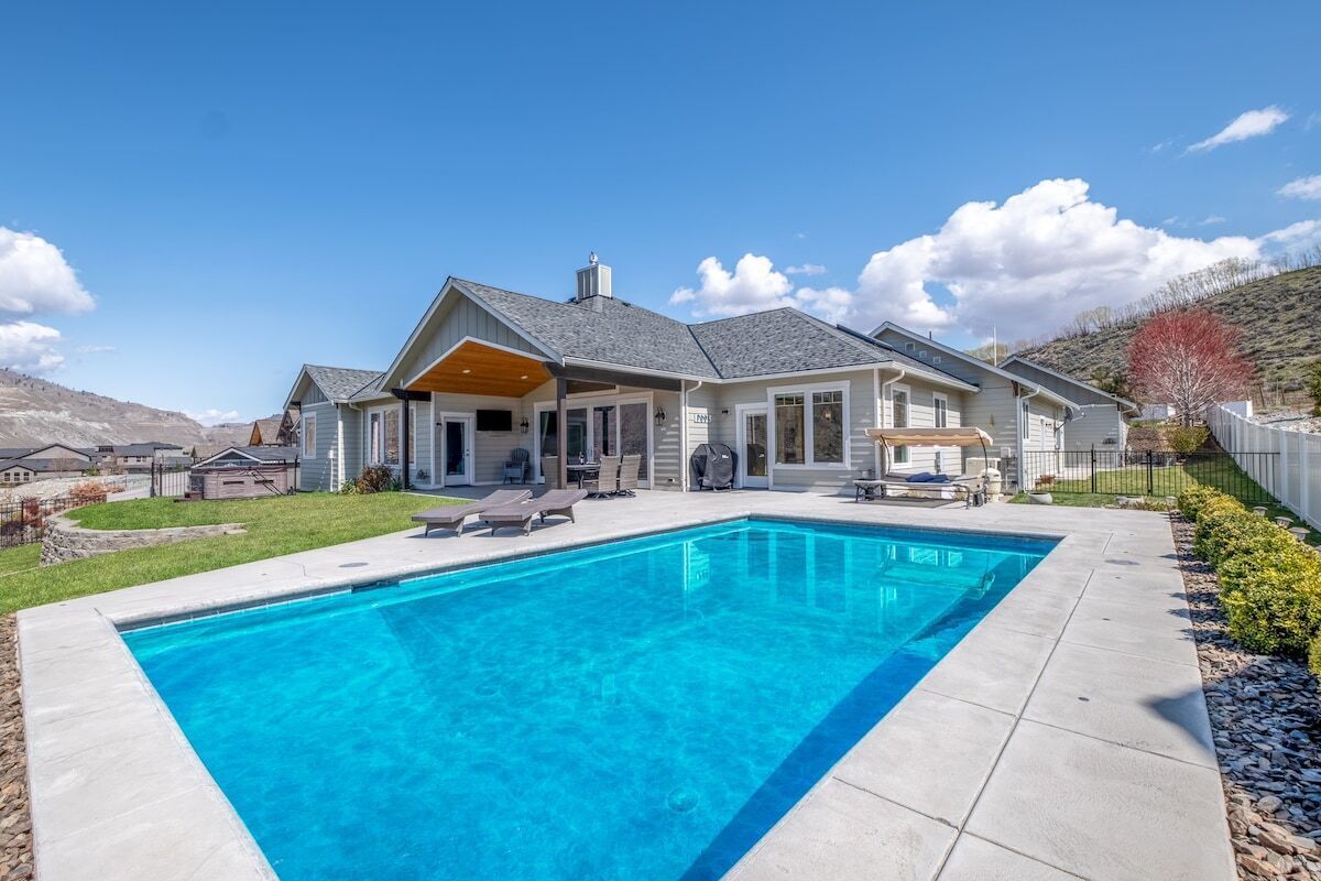 Prime views, private pool & spa, quiet, family/ foodie paradise mins from Chelan