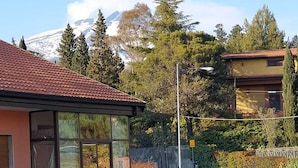 Zona residencial con casas, una cerca blanca y una montaña al fondo.