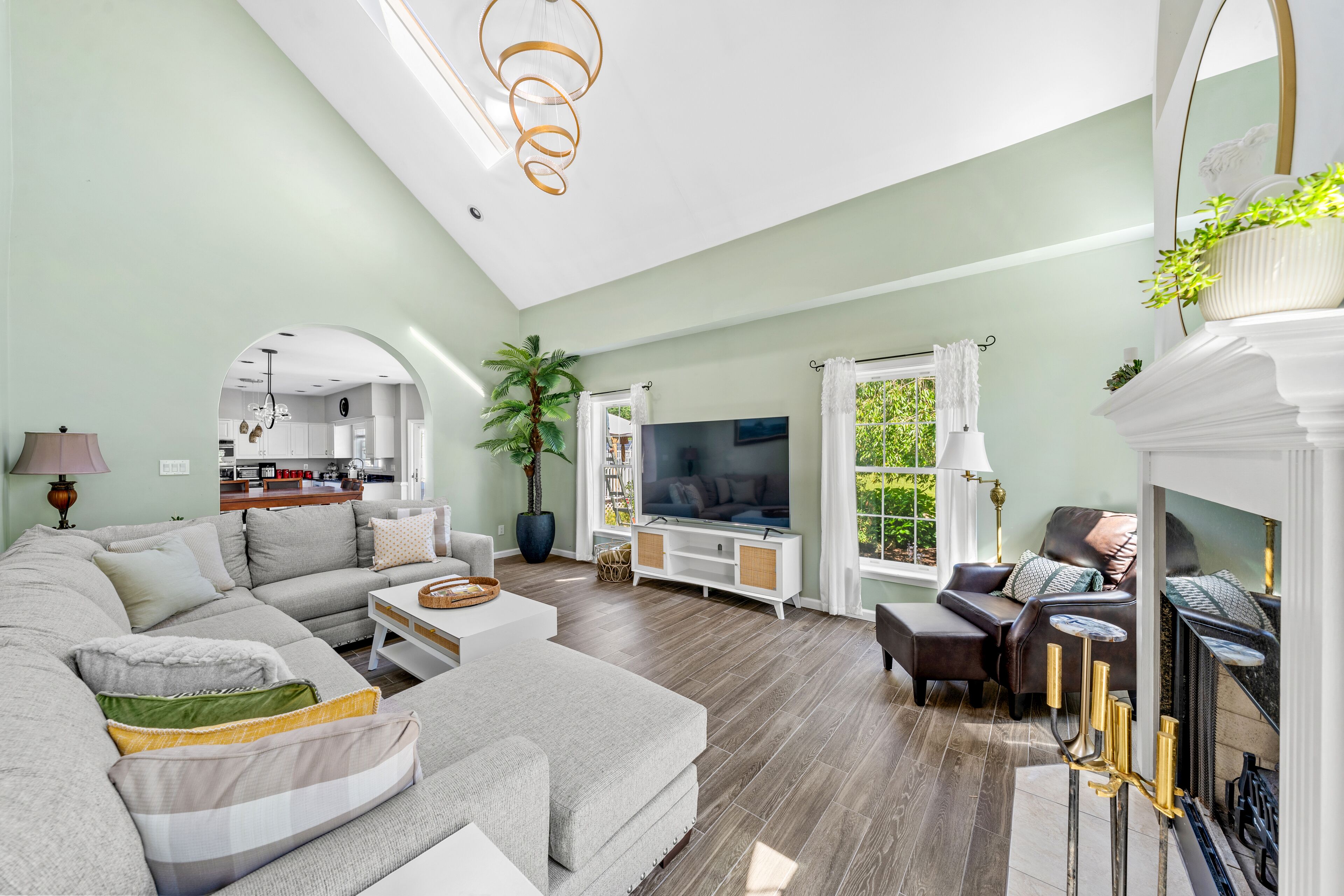 Älytelevisio, takka, kirjoja