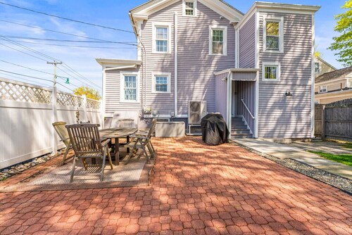 Coates Townhome, 3BR Historic Home in Mystic, Walk to Seaport