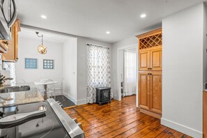 ثلاجة، ميكروويف، فرن، موقد طهي مسطح