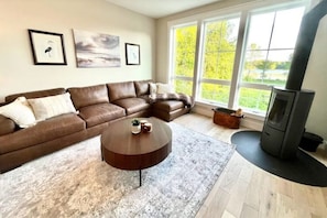 Smart TV, fireplace - 4BD 4.5BA Pet-Friendly Riverfront Home (Saco)