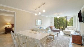 Interior - Villa III Quiet 3rd floor unit & elevator
(Biloxi)