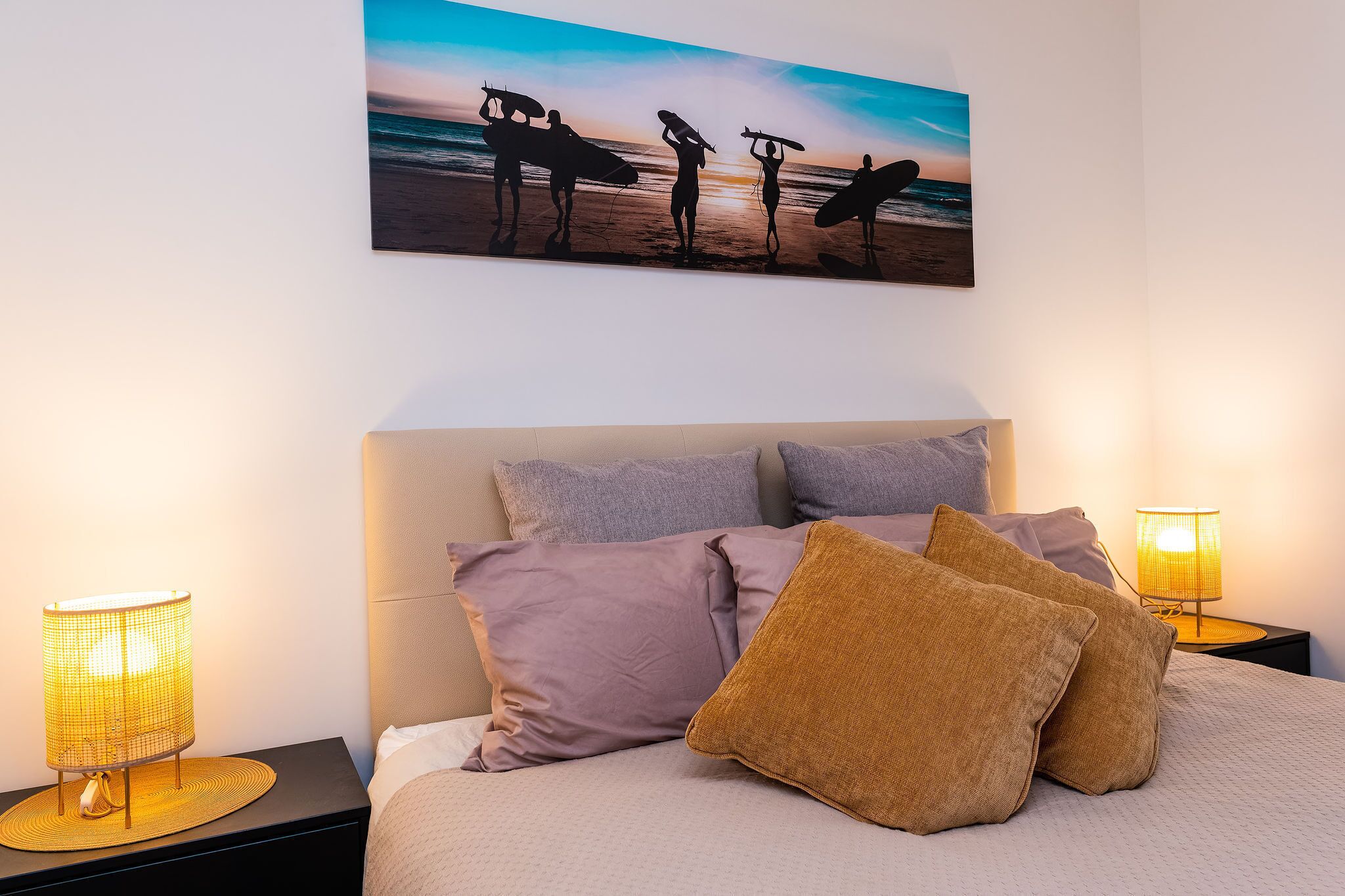 Une chambre à coucher avec un lit, des oreillers et deux lampes de chevet.