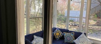 #2 Cozy 1-bdrm suite downtown with parking