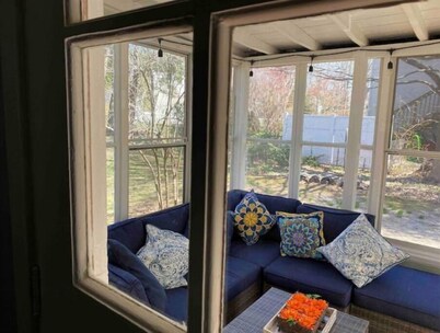 #2 Cozy 1-bdrm suite downtown with parking