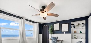 4 habitaciones, escritorio y tabla de planchar con plancha