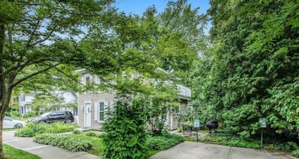 #3 Bright 1-Bdrm suite downtown with parking