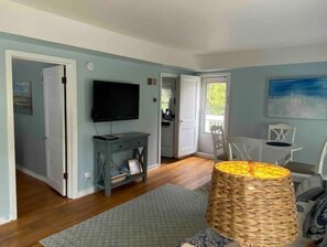 Smart TV - #3 Bright 1-Bdrm suite downtown with parking (Saugatuck)