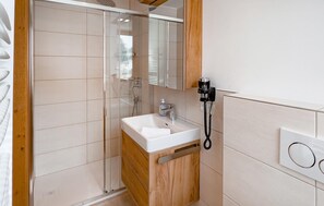 Douche, sèche-cheveux