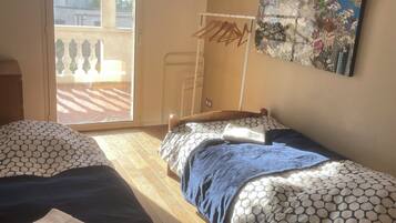 7 chambres, bureau, fer et planche Ă repasser, lit parapluie