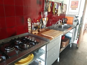 Frigorifero, forno, piano cottura, lavastoviglie