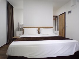 Cubrecamas, escritorio y wifi gratis 