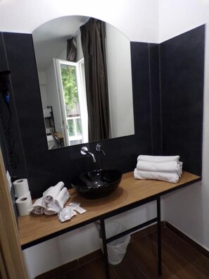 Shower, pancuran hujan, pengering rambut, dan kloset