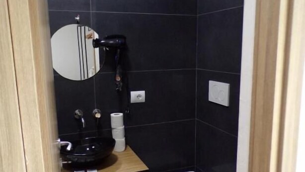 Shower, rainfall showerhead, hair dryer, bidet - Hotel Nord Est (Riccione)