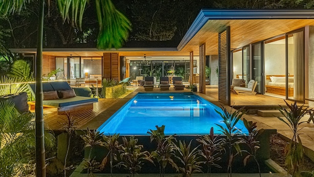 A modern house with a swimming pool, wooden deck, and outdoor seating area. - The L Design Villa (Santa Teresa de Cobano)