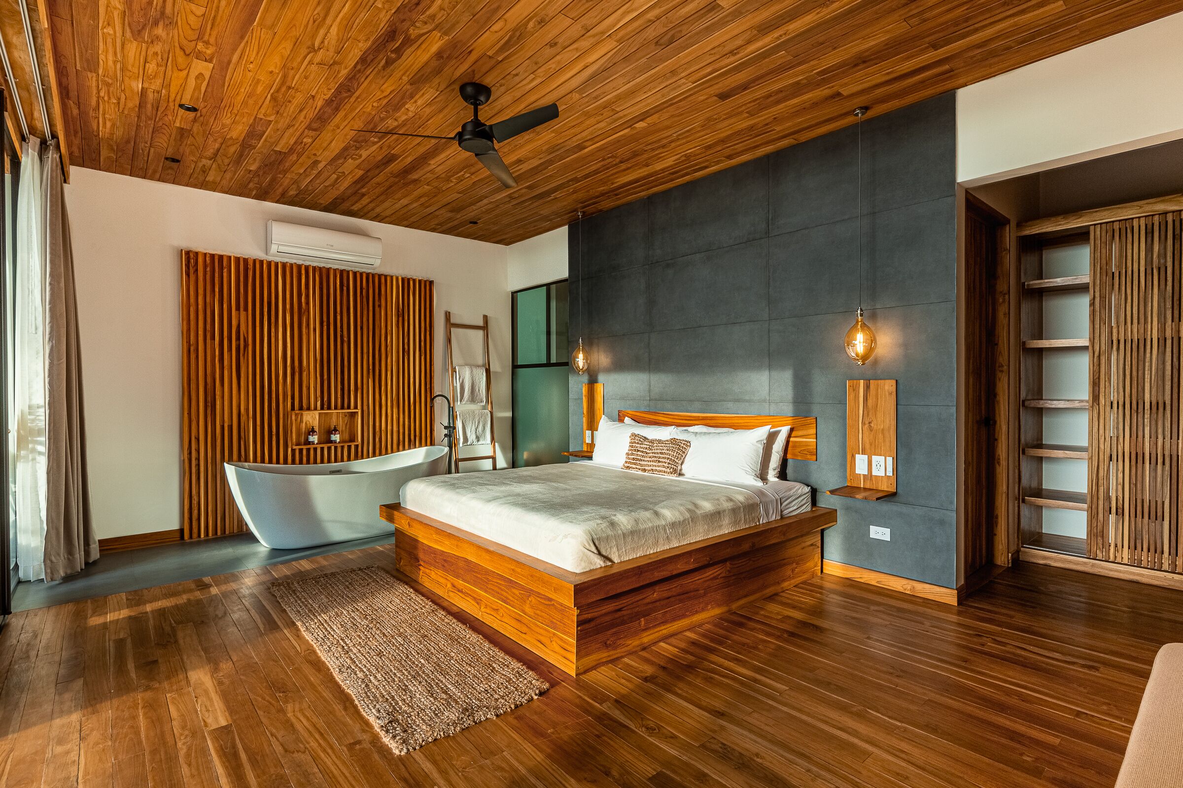 3 間睡房、房內夾萬、書桌、可攜式嬰兒床