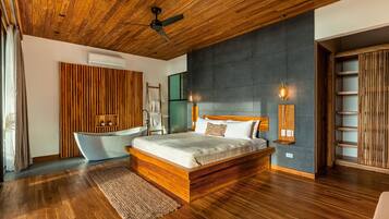 3 bedrooms, in-room safe, desk, travel crib