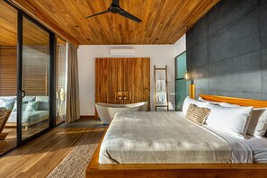 3 室のベッドルーム、セーフティボックス (室内)、デスク、旅行用ベビーベッド