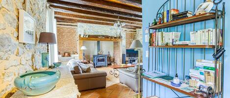 暖炉、DVD プレーヤー、ステレオ