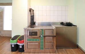 Ofen, Herdplatte, Geschirrspüler, Wasserkocher mit Kaffee-/Teezubehör