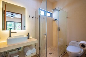Een douche, handdoeken, zeep, shampoo