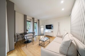 TV - Housing Gran Via by Sharing Co (Madrid)