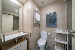 Douche, sèche-cheveux, serviettes fournies, shampoing