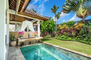 Outdoor pool, pool umbrellas, pool loungers - Romantica Villa (Ubud)