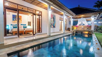 Bagian depan properti - sore/malam