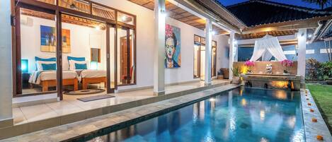 Fassade der Unterkunft – Abend/Nacht