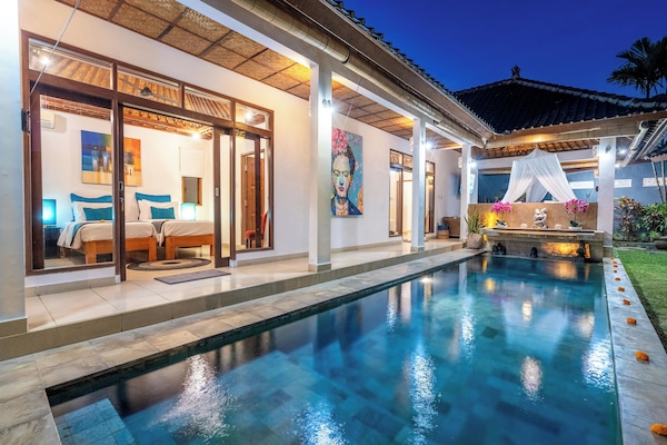 Bagian depan properti - sore/malam